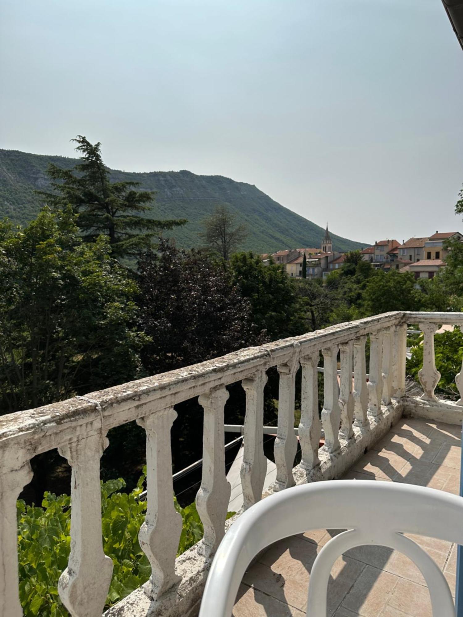 Отель Les Terrasses Laragne-Monteglin Экстерьер фото