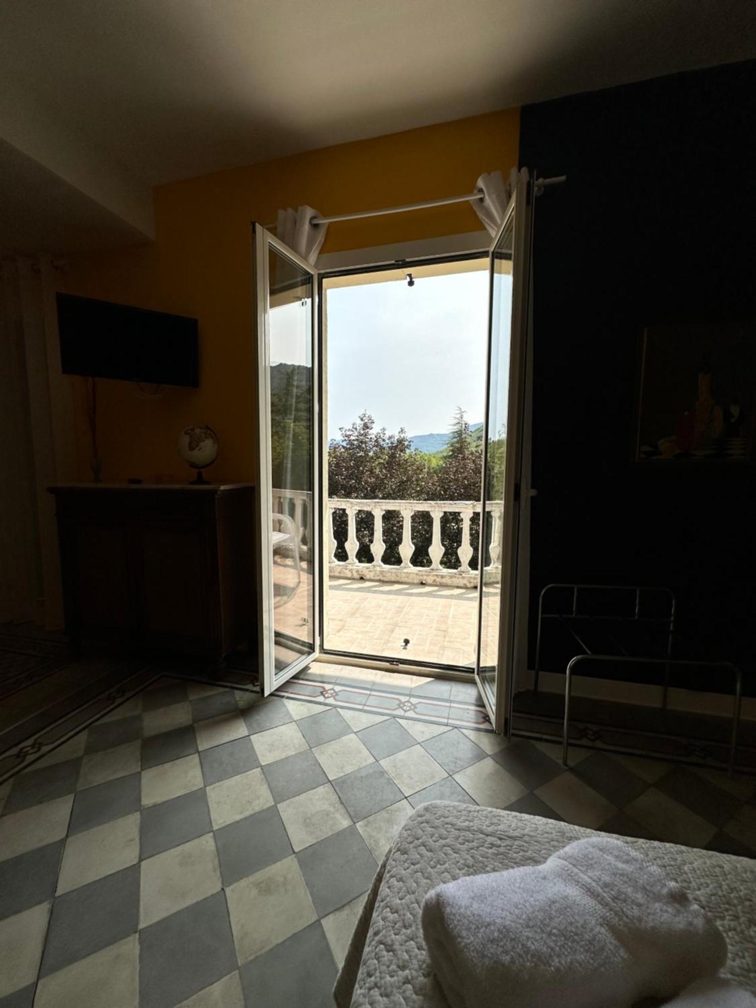 Отель Les Terrasses Laragne-Monteglin Экстерьер фото
